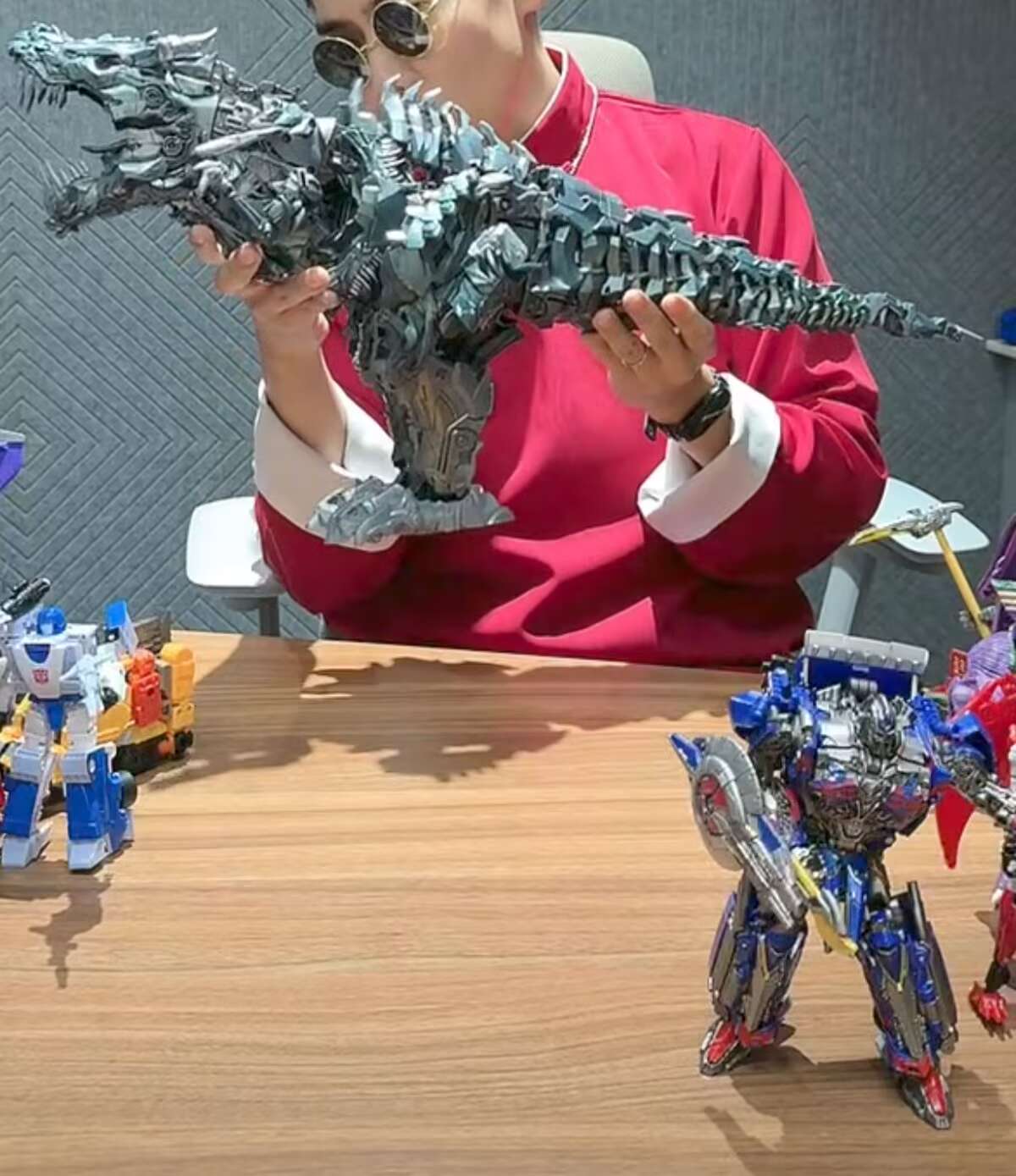 变形金刚 工作室系列 泰坦级《绝迹重生》钢锁 彩色样本
