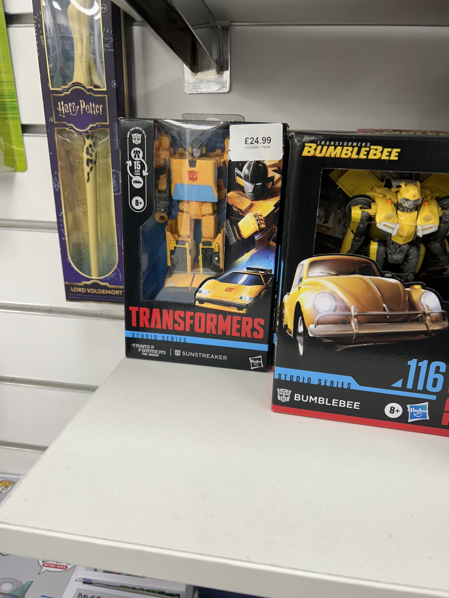 变形金刚工作室系列 MTMTE Optimus Prime 和 Wave 31 Deluxe 以及 Cyber​​world Cyber​​ Changers Wave 3 在英国推出